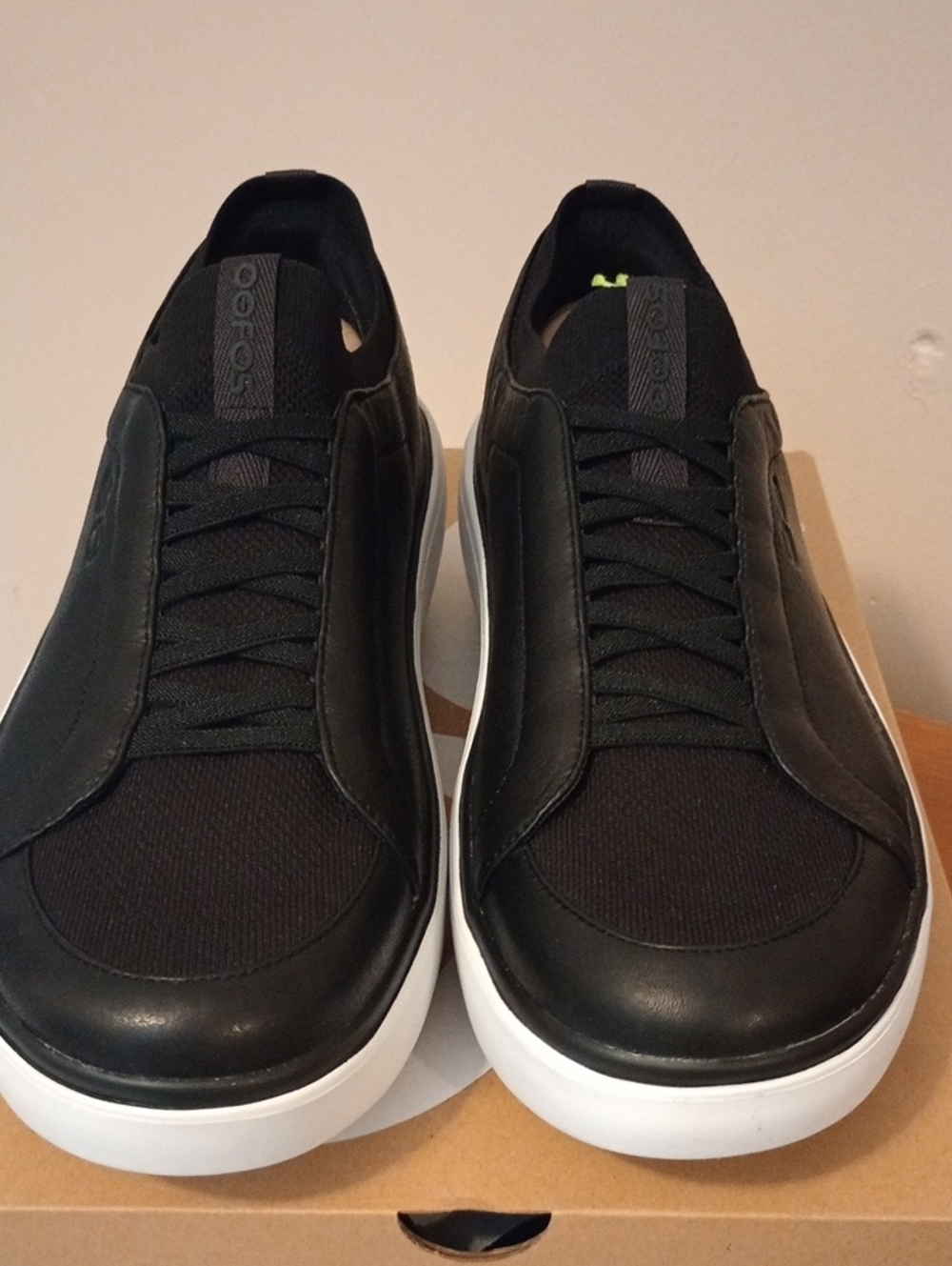 OOFOS Men’s Black Sneakers with White Sole Size 13 Brand New